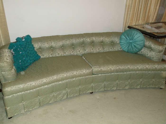 MID CENTURY COUCH IN EXCELLENT CONDITION