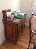 Sweet small cabinet. Perfect for dining room, living or bedroom. Ideal for a Tv.. 