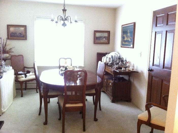 Traditional dining table and 6 chairs.