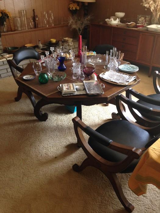 STYLISH DREXEL TABLE WITH CHAIRS