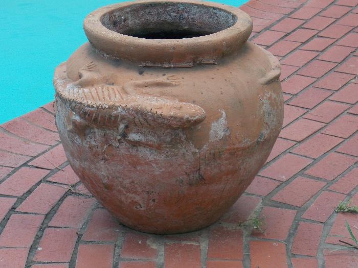 Big outside pot with lizard embossed on side