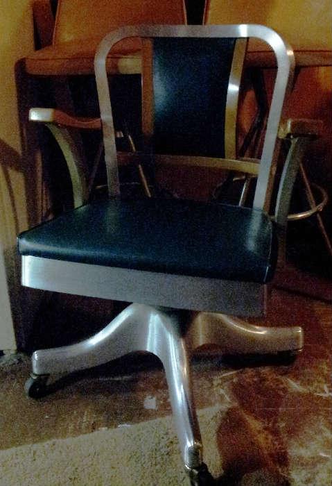 Shaw Walker industrial propeller base office chair with wood accent on the back, Shaw Walker desk too ! 