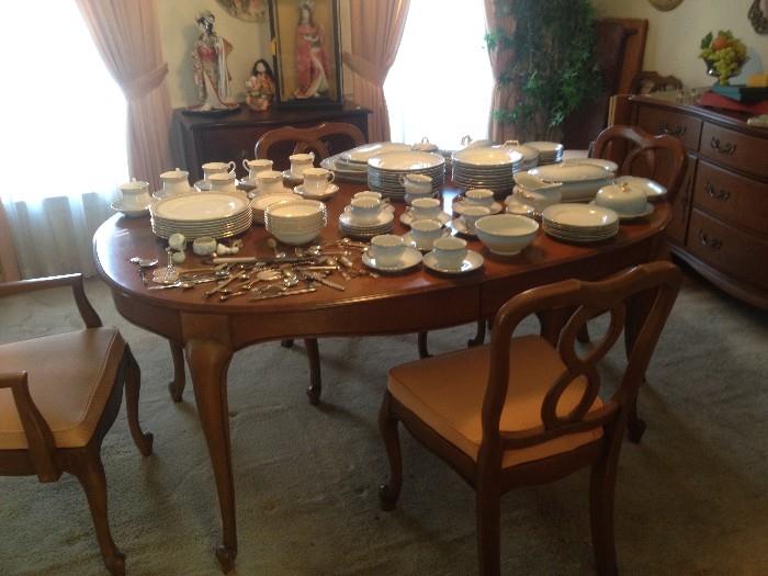 Queen Anne Dining Room Table and Chairs, with Leaves
