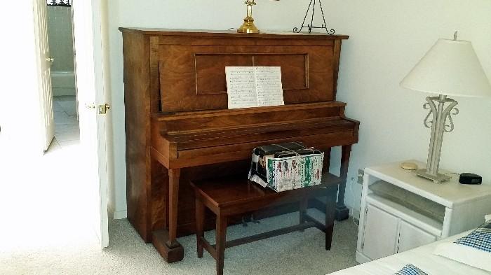 Plaer piano w/ extra rolls