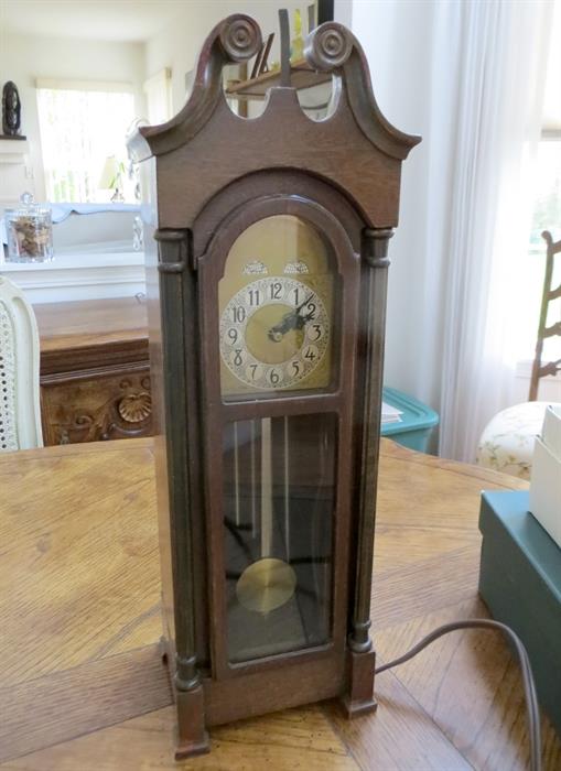 Electric table clock