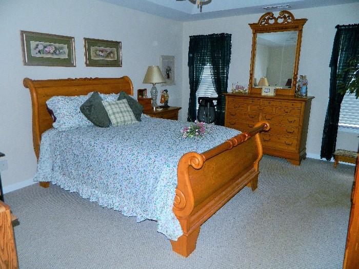 Thomasville Pine Sleigh Bed (Queen) Like New
