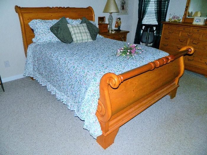 Thomasville Pine Sleigh Bed (Queen) Like New