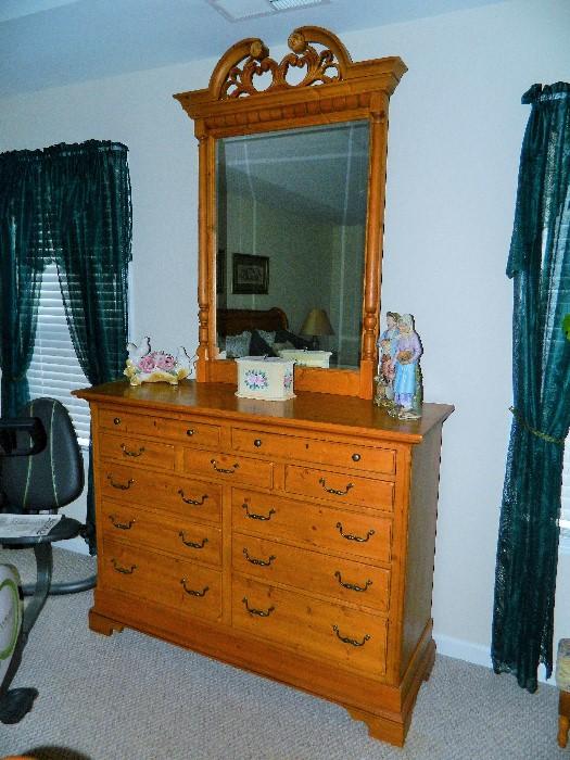 Thomasville Pine Dresser w/Mirror