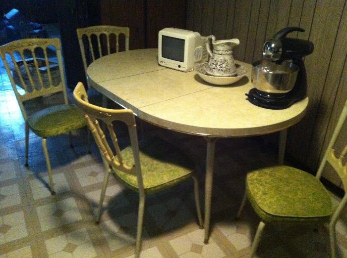 Mid-Century Modern Vintage Table and 6 Chairs