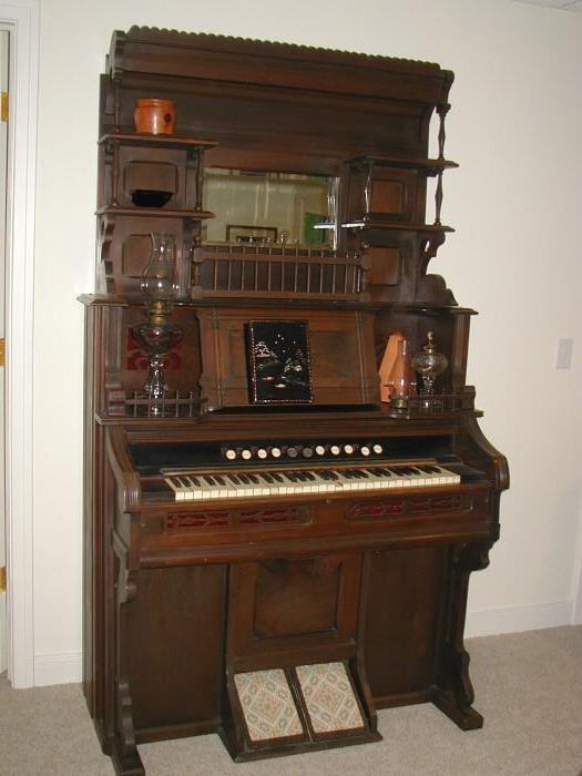 Pump Organ in working condition