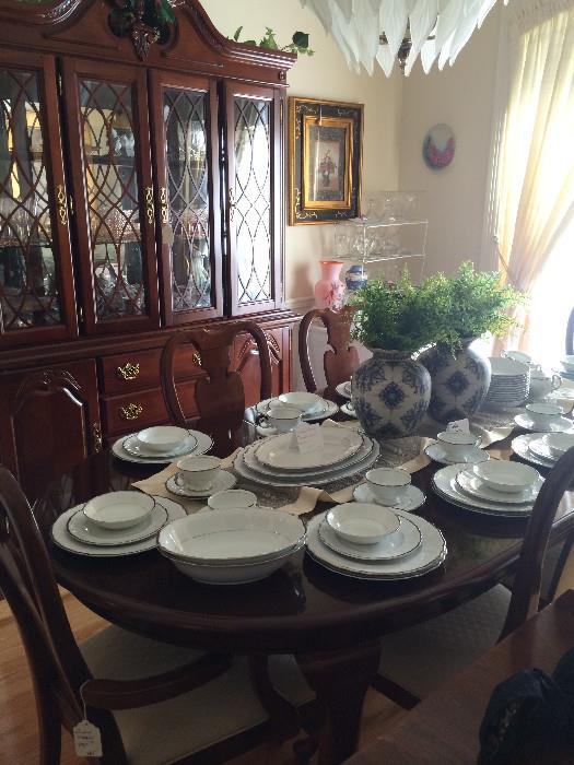      Queen Anne dining table, chairs, & china cabinet