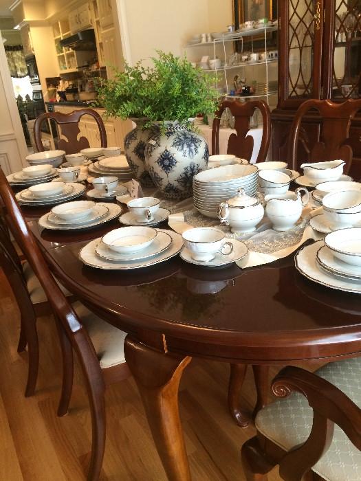         Queen Anne dining table & chairs; china; 