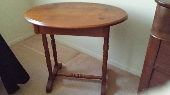 ANTIQUE OCCASIONAL OVAL OAK SIDE TABLE