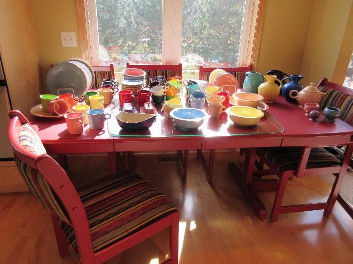 BOLD AND BEAUTIFUL RED TABLE WITH 6 CHAIRS AND 2 LEAVES / W/ PROTECTIVE GLASS FOR TOP