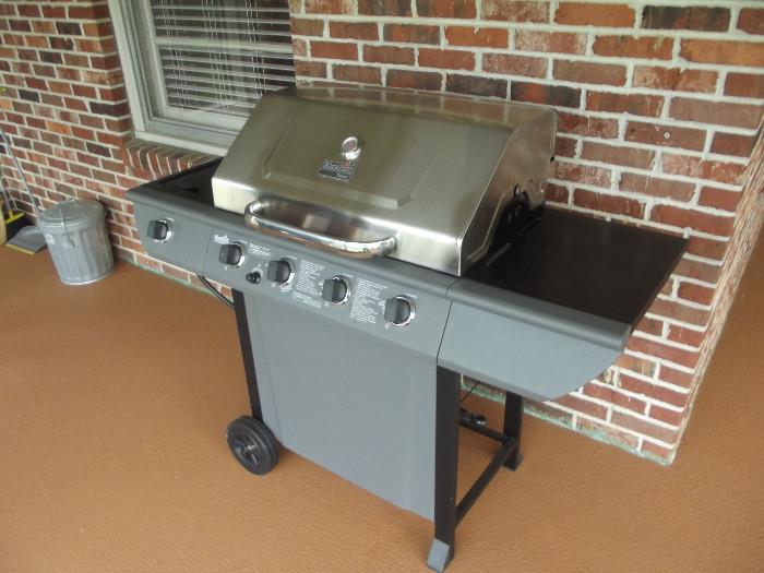 Nice Propane BBQ Grill, fantastic condition, ready to go for your next cookout ! 