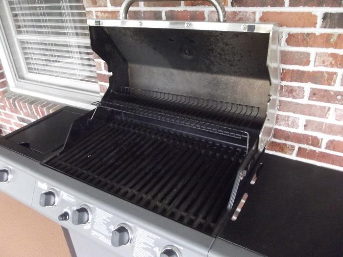 Charbroil Classic Stainless Grill, multiple heat settings, with tank, ready for your next cookout. 