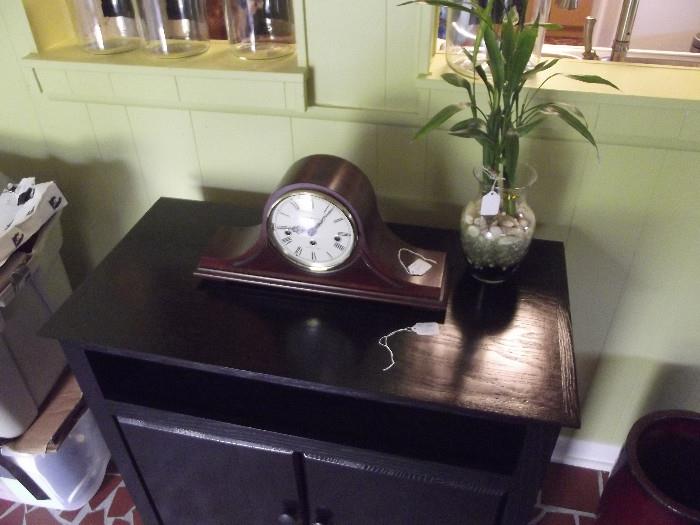 Howard Miller Mantle Clock, Keeps excellent time and chimes beautifully 