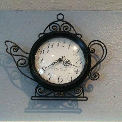 Black metal Teapot Clock