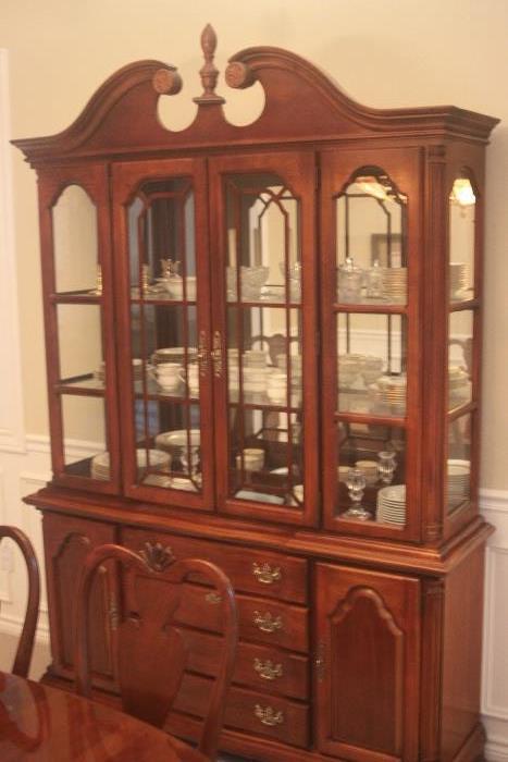 Vintage Lexington cherry china cabinet / hutch in like new condition.  Lighted with latticed glass doors.