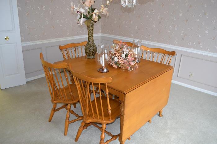 Gorgeous drop leaf dining table with chairs and leaf in excellent condition.