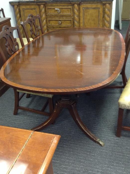 Vintage Oval Mahogany Dining Table w/ Three Leaves - Detail