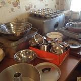 Lots of stainless steel kitchenware and accessories!!