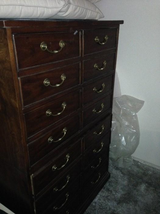 Dresser in great condition, traditional in style
