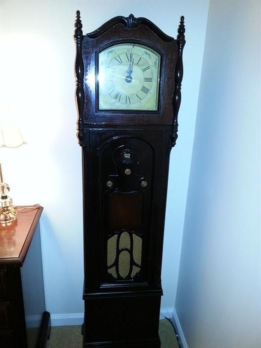 Reconditioned clock with Radio.