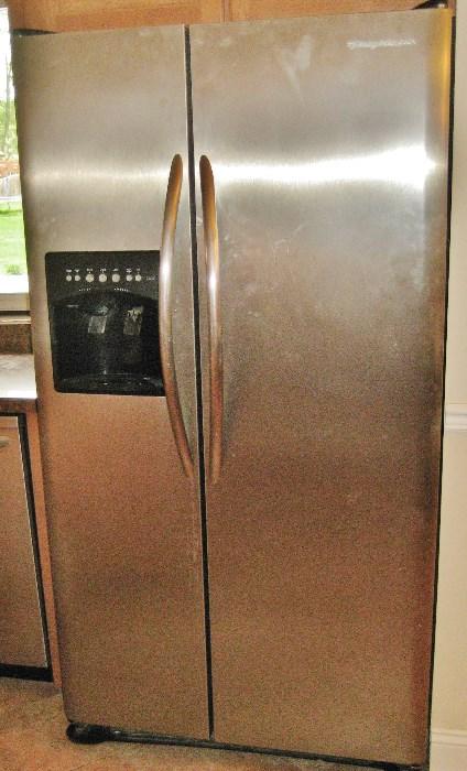 GE refrigerator with water dispenser/ice maker
