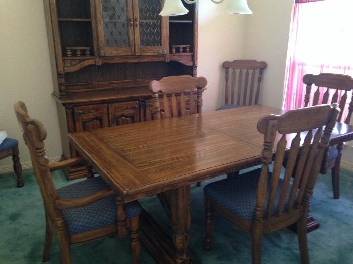 Thomasville Dining table with 7 chairs