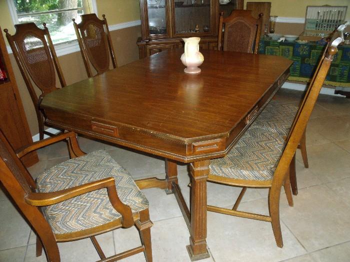 Dining table with 3 leafs and 8 chairs