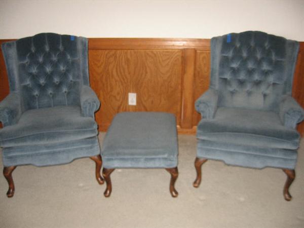 SET OF 2 WING BACK CHAIRS WITH MATCHING OTTOMAN - VELVET - BLUE