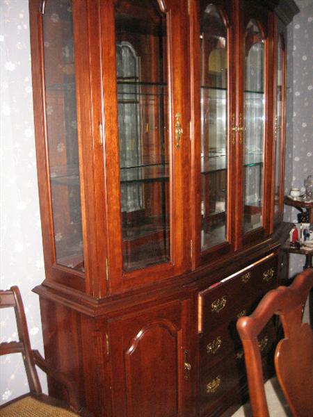 BEAUTIFUL!!  China Cabinet by Kincaid!  Cherry wood!