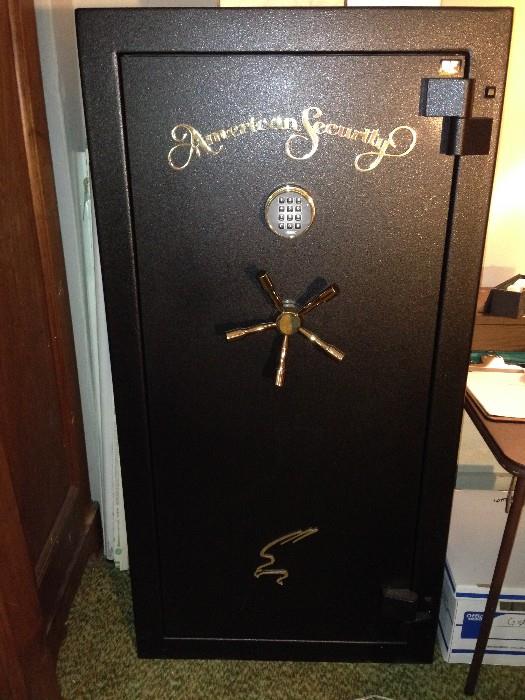 Very large/heavy duty combination gun safe in excellent condition