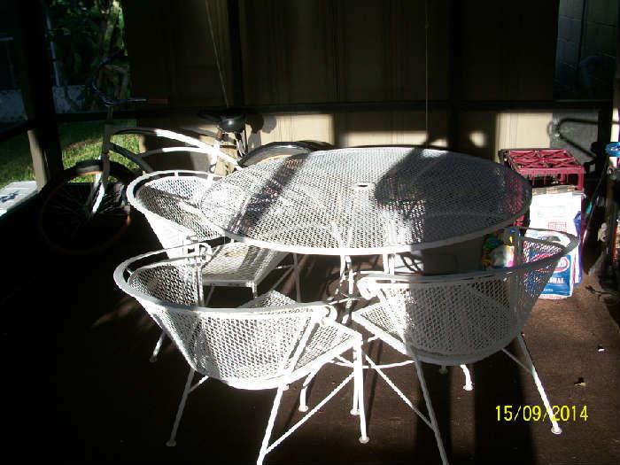 White wire table with 4 matching chairs.