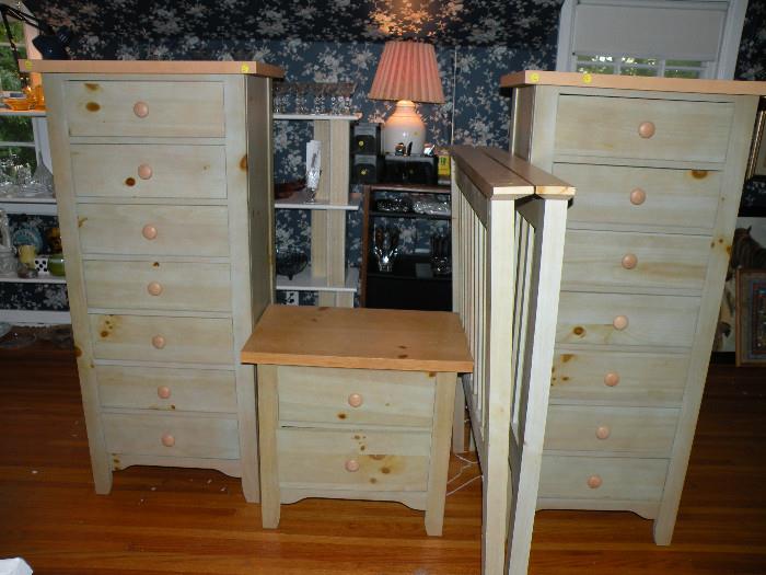 Broyhill Premier Collections Bedroom Set: 2 headboards, 2 dressers, 1 nightstand