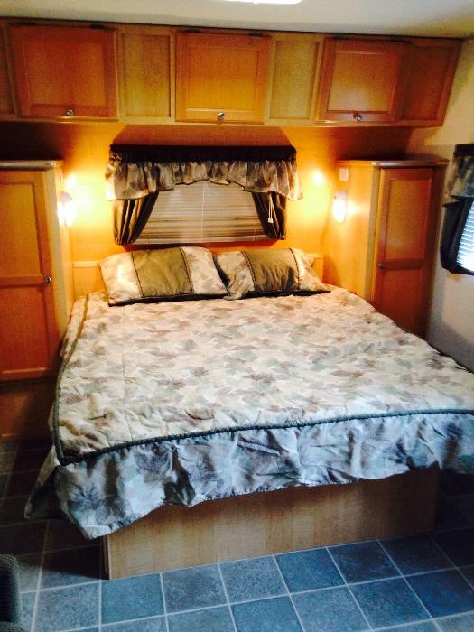 2005 TRAIL LIGHT CAMPER, 30 FT, SLEEPS 8.  EXCELLENT CONDITION!!!