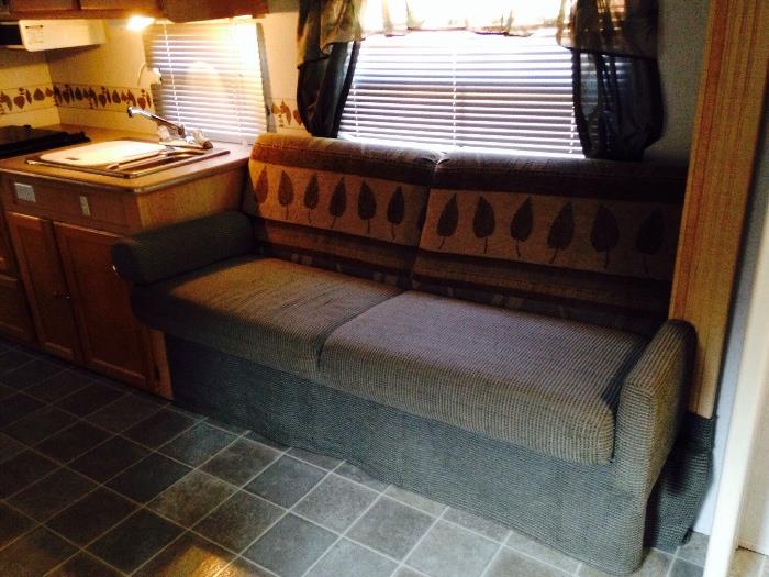 2005 TRAIL LIGHT CAMPER, 30 FT, SLEEPS 8.  EXCELLENT CONDITION!!!