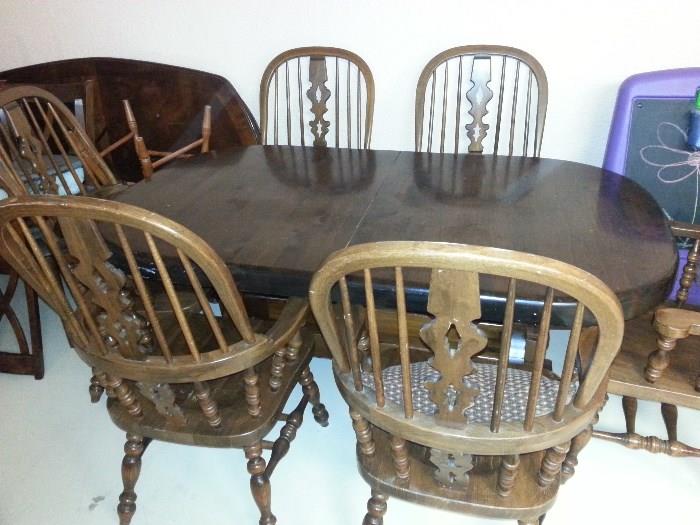 "Bennington Pine" Table with 2 leaves and 6 chairs 