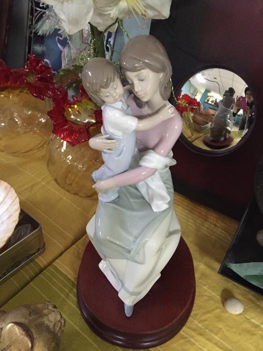 Large Llardo Figurine " Mother's Love" Excellent Condition