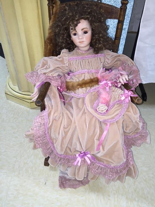 COLLECTIBLE DOLL WITH ISSUES ( HEAD BROKEN)