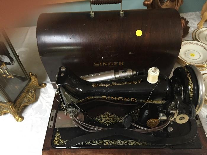 VINTAGE SINGER SEWING MACHINE / GREAT CONDITION