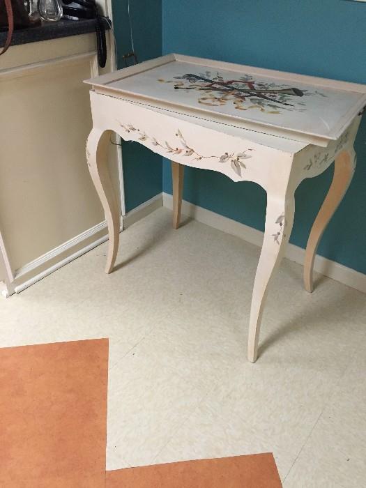 BEAUTIFUL TABLE WITH REMOVABLE TRAY / PAINTED BY ARTIST