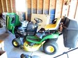 John Deere LA 125 Lawn Tractor