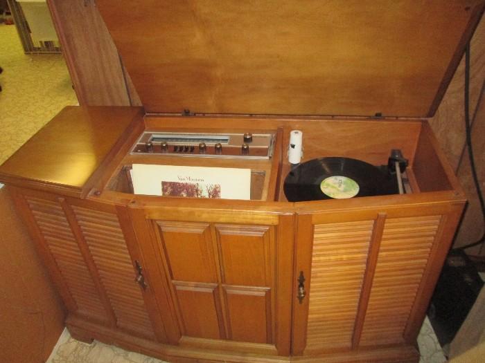 Nice console stereo system with working turntable & receiver