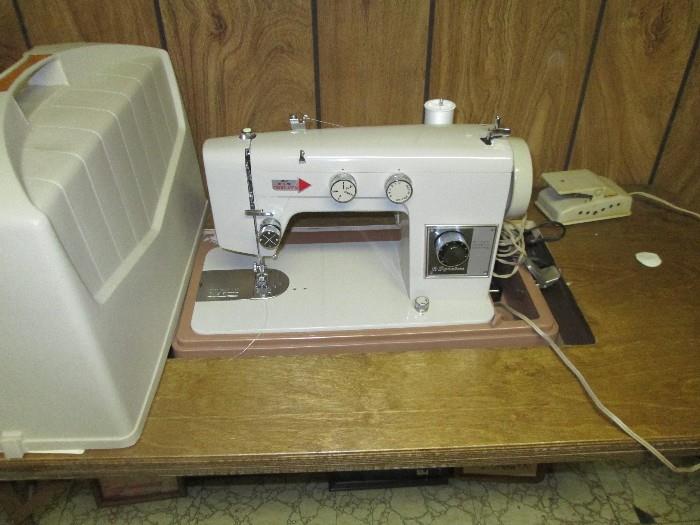 Montgomery wards vintage sewing machine w/folding portable sewing table