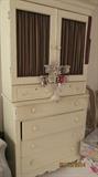 VINTAGE DRESSER W/HUTCH