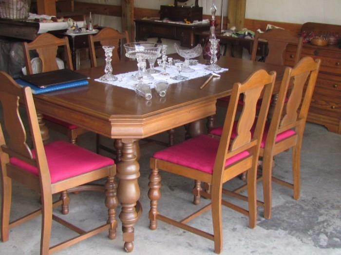 Very nice high end dining room table, 6 chairs and side table