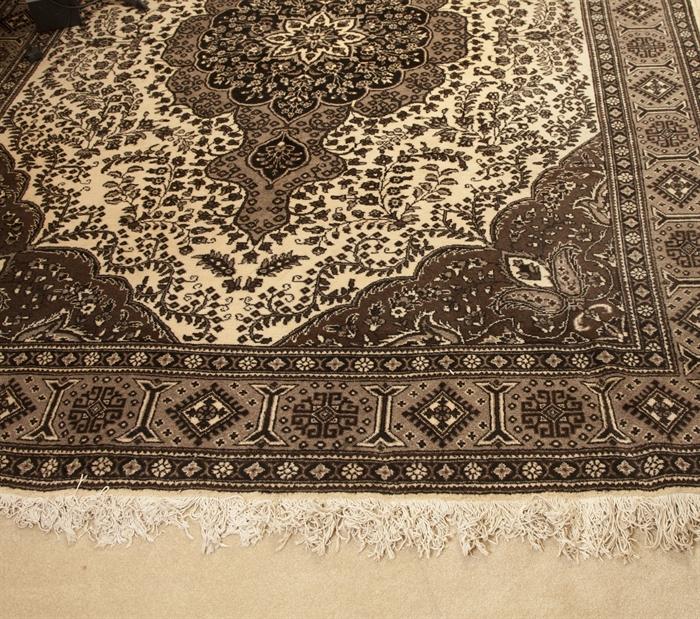 Very nice Iranian Carpet, handmade circa 1970. Ferdoz, 80 knots per square inch.9.7x12.7 ft.