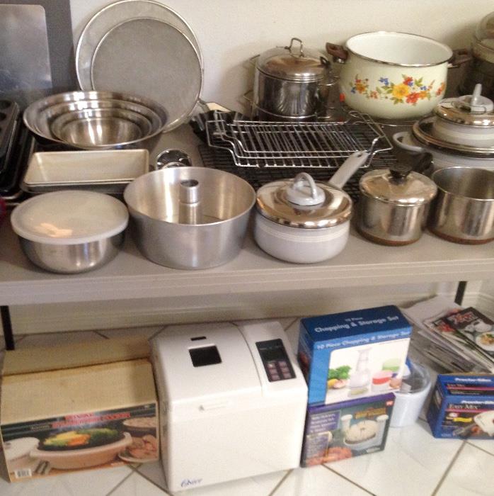 Kitchen bakeware and pots